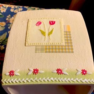 Flowers tissue box cover. Like new. Absolutely beautiful